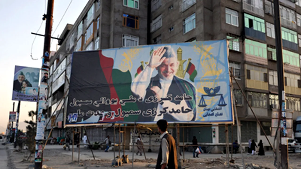 Alegeri Afganistan: Hamid Karzai conduce detaşat - rezultate parţiale