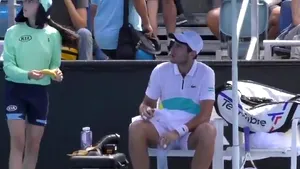 Moment controversat la Australian Open. Un jucător de tenis i-a cerut fetei de mingi să îi decojească o banană | VIDEO