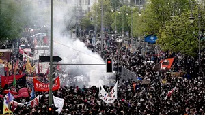 Proteste de Ziua Muncii. Cum au „sărbătorit” marile oraşe europene ziua de 1 Mai. Sute de manifestanţi au fost arestaţi 