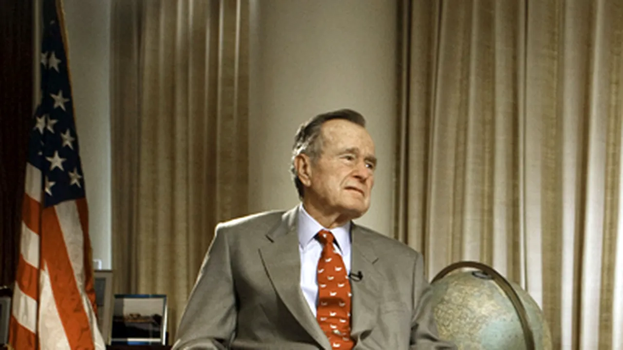 George H. W. Bush vrea să sară cu paraşuta, în pofida vârstei înaintate