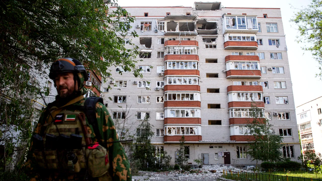 Războiul din Ucraina, ziua 105. Armata ucraineană este pe punctul să cedeze oraşul Severodoneţk: invadatorii, de 10 ori mai mulţi / Zelenski solicită ajutorul Occidentului / Activele îngheţate ale oligarhilor ruşi se ridică la 10 miliarde de euro / Rusia: Ucraina recrutează mercenari din Brazilia şi Coreea de Sud / Norvegia a trimis Kievului 22 de obuziere