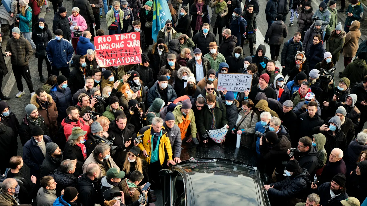 Protestele masive obligă guvernul sârb să abandoneze deschiderea unei mine de litiu în vestul ţării