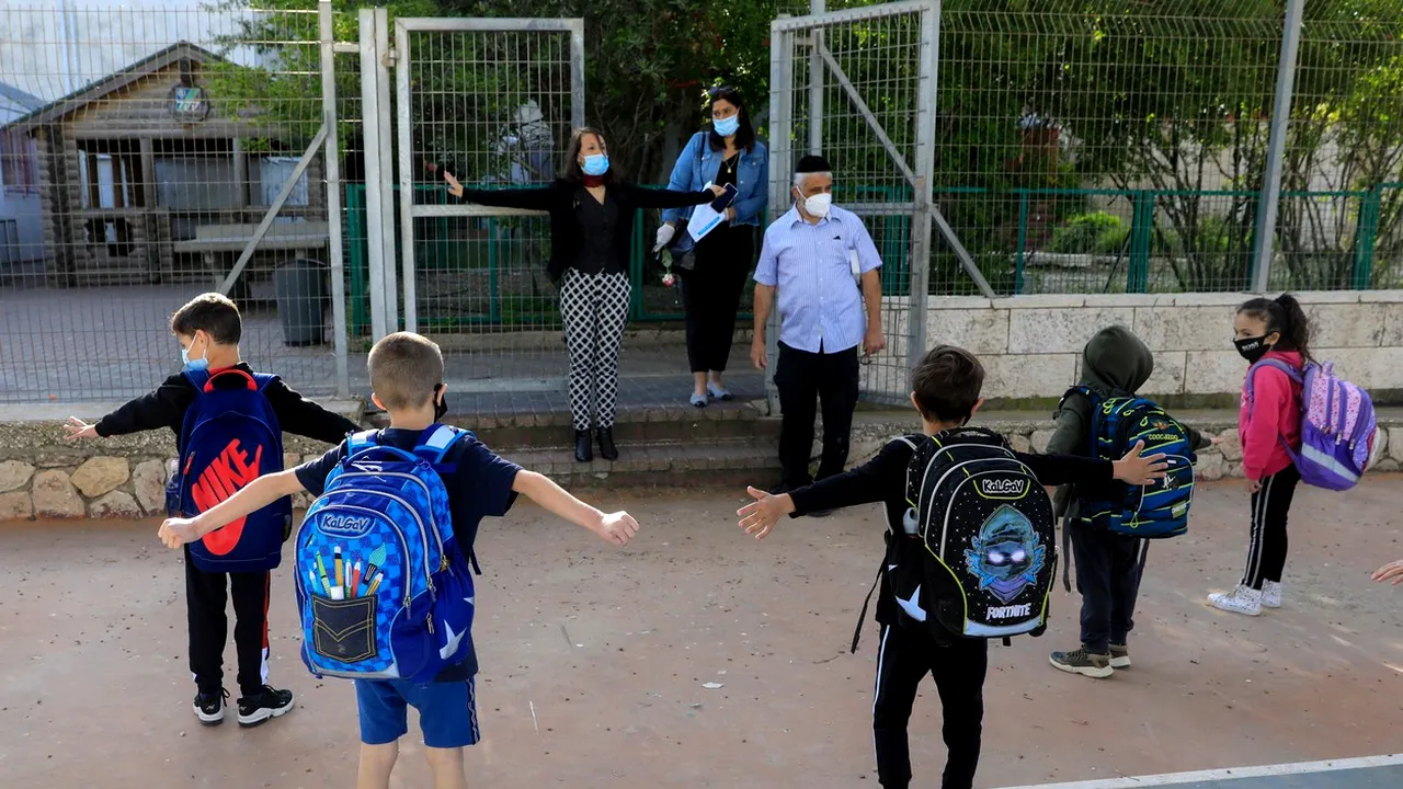 Ministerul Educaţiei: Zeci de mii de elevi şi preşcolari, confirmaţi cu Covid-19