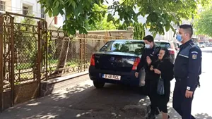 Doi poliţişti şi un jandarm au făcut chetă pentru o bătrână care nu avea bani de medicamente