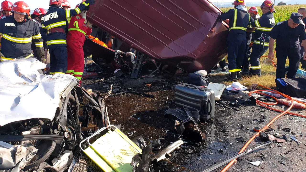 Şapte morţi într-un accident produs pe E85, în Bacău. Un autoturism şi un microbuz s-au ciocnit
