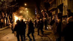 Confruntări între poliţie şi protestatari la Atena, după o demonstraţie a anarhiştilor - FOTO