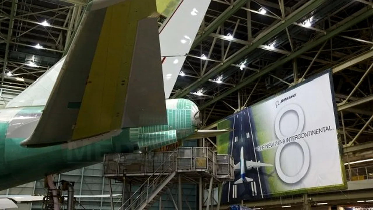 Boeing prezintă o nouă aeronavă jumbo 747-8 Intercontinental - VIDEO, GALERIE FOTO