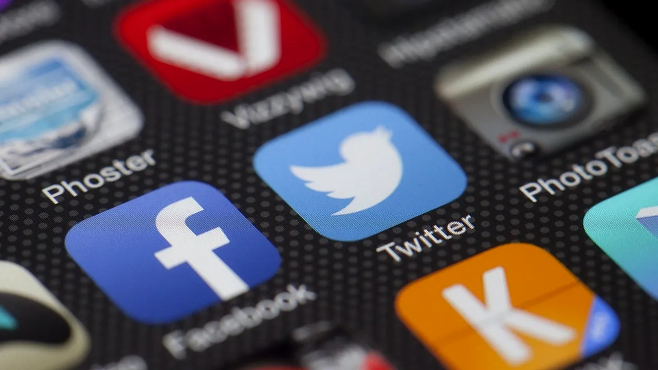 Twitter a anunţat că deblochează conturile verificate doar atunci când problema de securitate va fi rezolvată. Donald Trump a apelat la Facebook