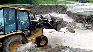 Buzău: 400 de persoane din mai multe sate sunt izolate în urma unei viituri. Se lucrează cu utilaje la reamenajarea albiei. VIDEO