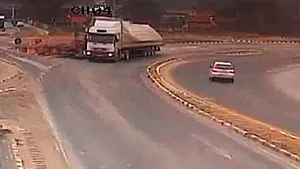 Peste 20 de tone de portocale s-au împrăştiat pe Autostrada Bucureşti - Piteşti - VIDEO