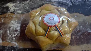 REPORTAJ: Pâine de Sântimbru după o reţetă de 300 de ani, făcută în cuptor pe vatră din cărămidă de ţigan - GALERIE FOTO 