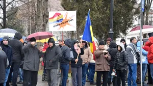 GALERIE FOTO, VIDEO Proteste de amploare în marile oraşe din ţară/ 30.000 de persoane în Iaşi, 40.000 în Sibiu/ Peste 50.000 de oameni au cântat Imnul Naţional la Cluj