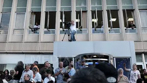 Televiziunea publică din Grecia continuă să emită pe Internet şi pe un post privat al comuniştilor