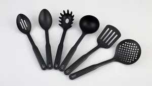 Evitaţi ustensilele negre din plastic în bucătărie. Iată motivul pentru care sunt periculoase pentru sănătate

