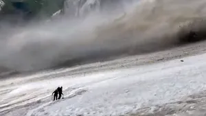 Cel puţin cinci oameni au murit în Alpi după prăbuşirea unui gheţar. Alţi opt sunt răniţi VIDEO