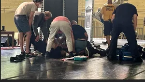 Scriitorul Salman Rushdie a fost înjunghiat pe scena unei conferinţe la New York