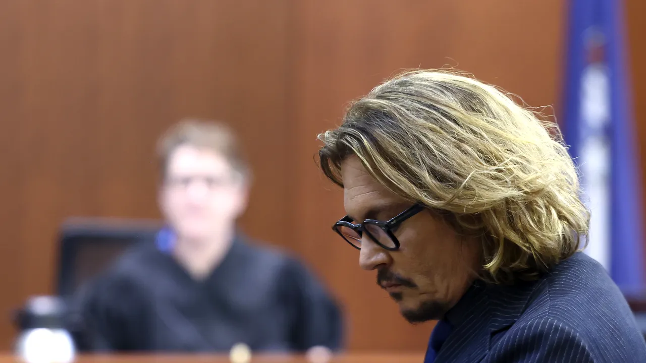 Johnny Depp depune mărturie în procesul intentat fostei soţii. Actorul susţine că nu a lovit niciodată o femeie