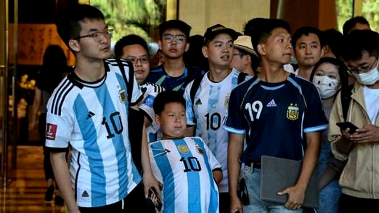 Nebunie în China: Messi a aterizat la Beijing, iar o reclamă promite o seară exclusivă cu superstarul


