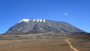 Dor Geta Popescu (12 ani şi o lună) a escaladat cel mai înalt vârf din Africa - FOTO