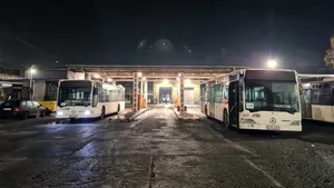 Motorină scoasă noaptea din rezervoarele autobuzelor, cu ajutorul paznicilor. Opt șoferi și doi paznici, la audieri