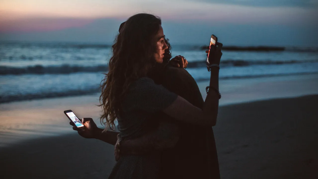 Nomofobia: o treime din oameni ar renunţa la sex mai degrabă decât la smartphone