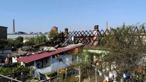 Cluj: Acoperişurile a 15 locuinţe au fost distruse într-un incendiu; 80 de persoane sunt afectate - FOTO