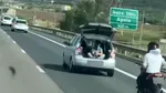 Nebunie pe A1, la Sibiu. Un tânăr filma din portbagaj, iar motociclistul făcea parte din „scenariu”