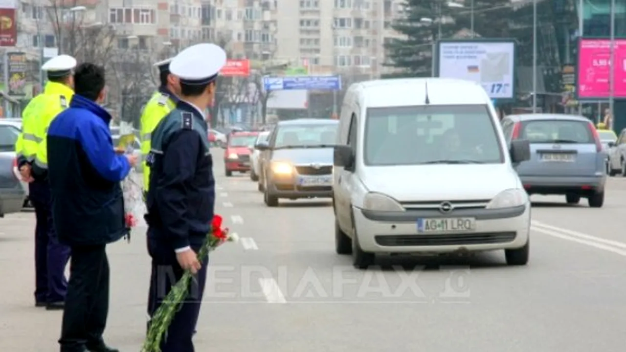 Mărţişoare, flori şi recomandări, oferite de 1 Martie de poliţişti femeilor la volan - FOTO