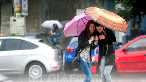 INFORMARE METEO: Ploi, descărcări electrice şi vânt puternic în aproape toată ţara, până sâmbătă după-amiază