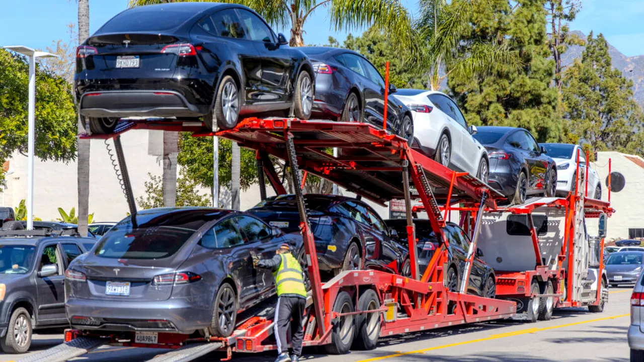 Lovitură pentru Elon Musk: BYD anunță un profit record / Vânzările de mașini Tesla au scăzut luna trecută în Europa cu 45%