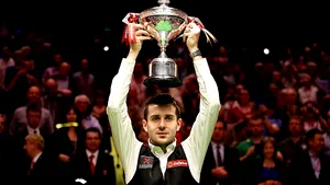 Mark Selby vine cu trofeul de campion mondial la Bucureşti