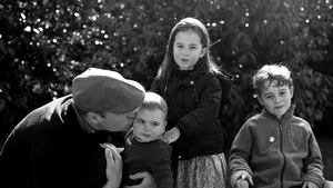 Prinţul William îşi sărută fiul, pe Prinţul Louis de Cambridge, într-o fotografie realizată de ducesa de Cambridge