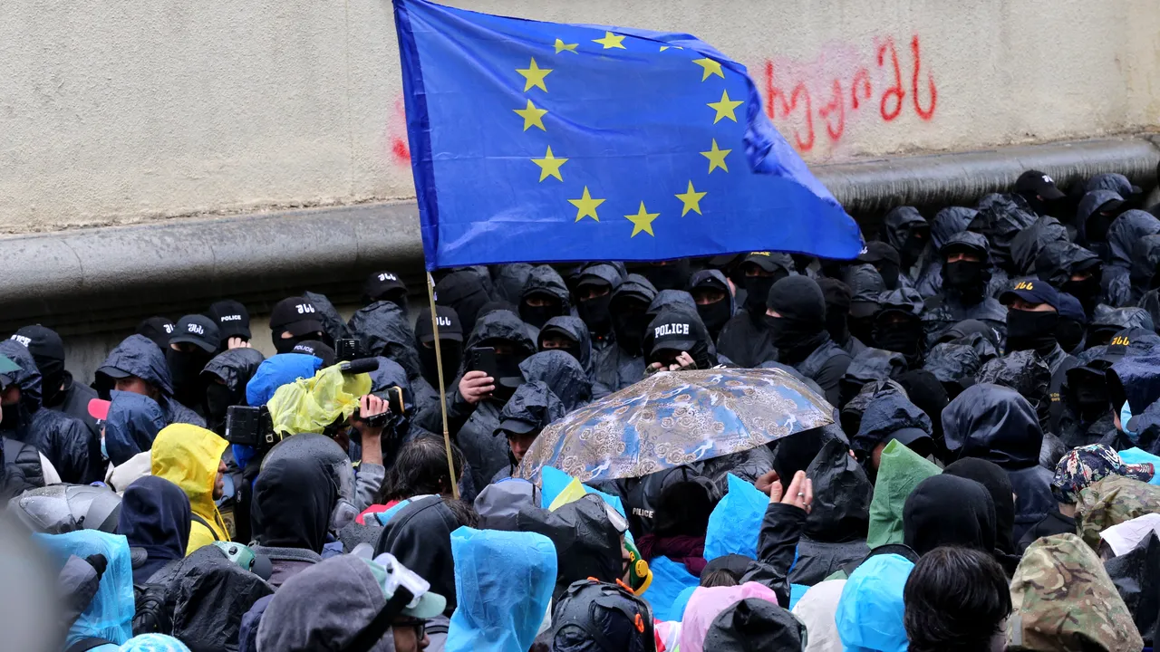 Liderii UE afirmă că procesul de aderare a Georgiei a fost suspendat din cauza legii 