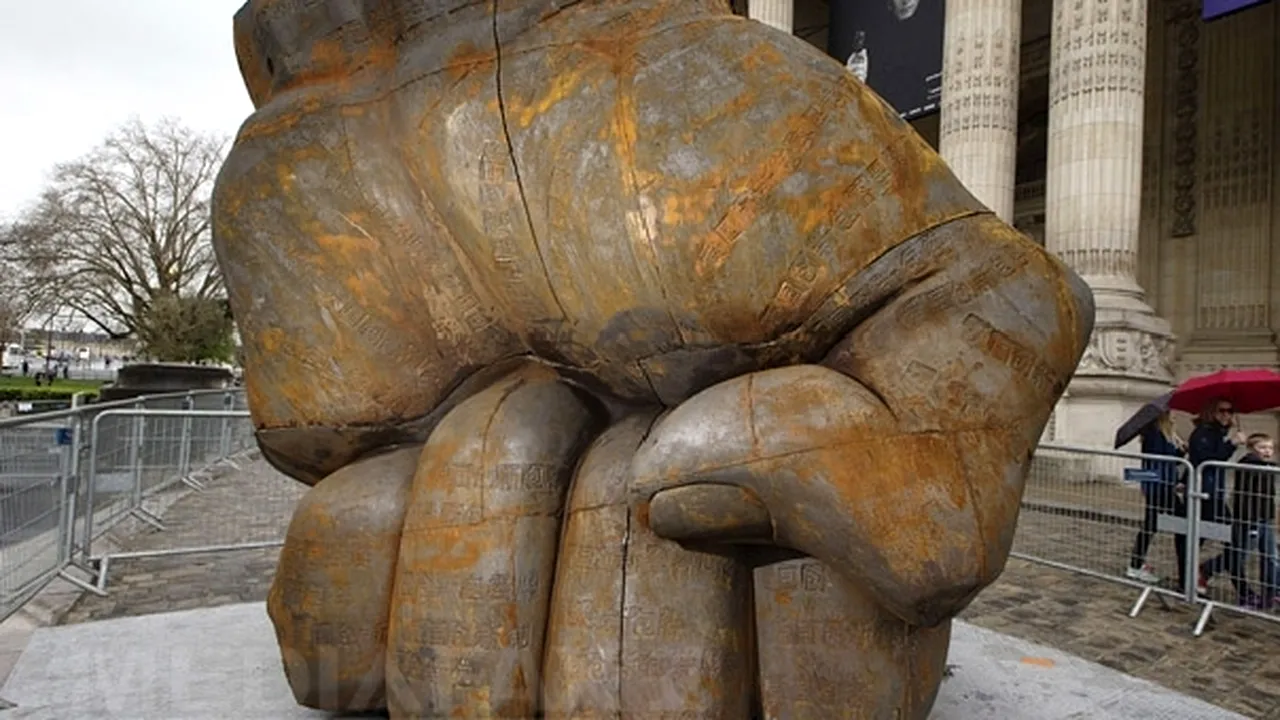 Artistul chinez Liu Bolin a instalat sculptura 