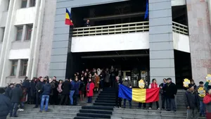 A DOUA zi de proteste faţă de modificările Legilor Justiţiei: Judecătorii şi procurorii ies pe treptele instituţiilor 