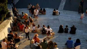 Curtea Constituțională a Italiei permite persoanelor singure să adopte copii străini