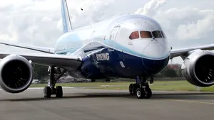 Boeing a livrat primul 787 Dreamliner. Avionul va consuma cu 20% mai puţin carburant decât unul construit tradiţional - GALERIE FOTO