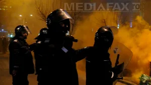 Peste 50 de persoane din Piaţa Universităţii au fost duse la secţii de poliţie din Capitală