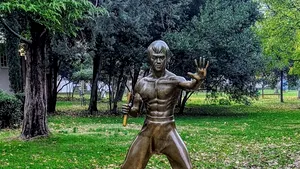 Statuia lui Bruce Lee a dispărut dintr-un parc din Mostar, Bosnia-Herţegovina