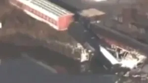 Un pod feroviar din SUA s-a PRĂBUŞIT cu un tren cu substanţe chimice - VIDEO