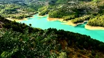 Satul din Spania care pare desprins din basme: castel sculptat în stâncă și priveliști spre lacul cu apă turcoaz, înconjurat de munți