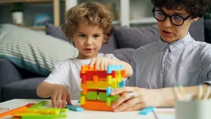 Părinții copiilor cu autism și sindrom Down vor primi sprijin de la stat: consiliere psihologică gratuită, adoptată de Parlament