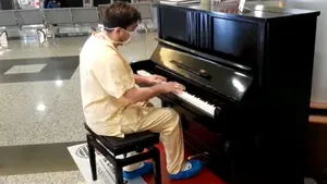 Video viral în carantină: Un medic italian cântă la pian, în holul spitalului, „Don't stop me now