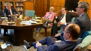 COMENTARIU Lelia MUNTEANU: Purisanul cănit şi bombardierul liric