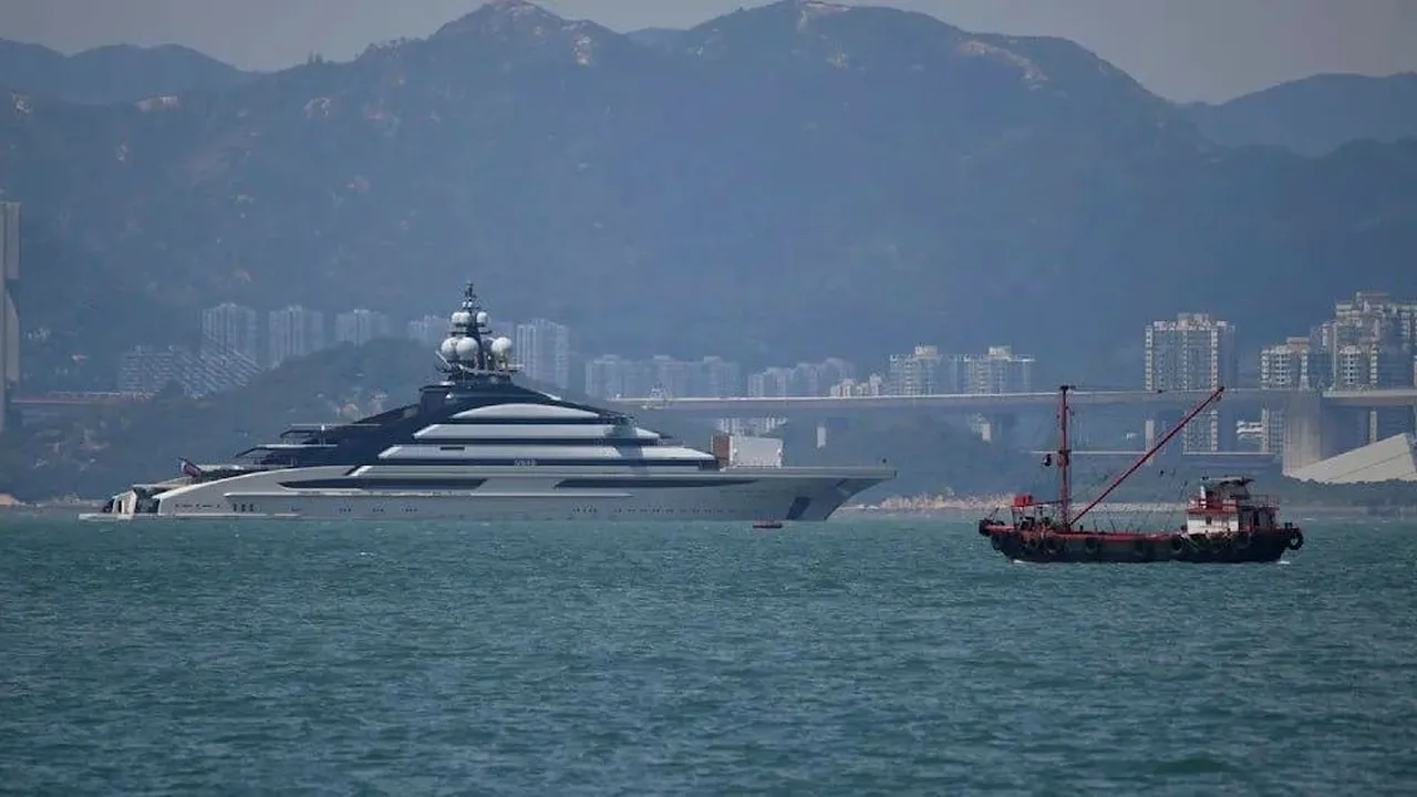 Superyachtul celui mai mare oligarh rus trece nestingherit prin Strâmtoarea Ormuz