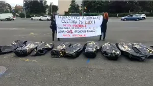 PROTEST în faţa Ministerului Finanţelor şi la Guvern: Artiştii s-au culcat în saci pe care erau desenate simboluri ale caselor de modă de lux | VIDEO