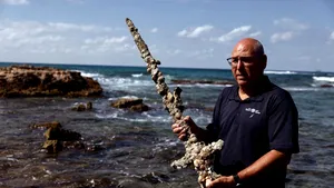 O sabie străveche, de pe vremea cruciaţilor, descoperită de un scafandru în apele Israelului