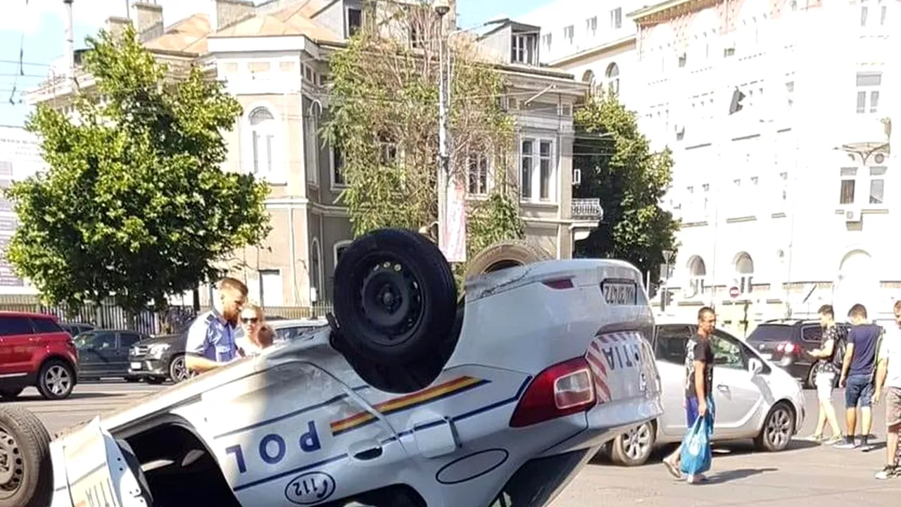 FOTO | Maşină de poliţie, răsturnată pe Şoseaua Ştefan cel Mare din Capitală 