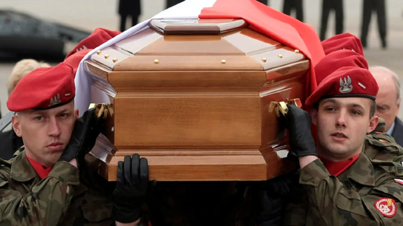 Trupurile a 30 dintre victimele accidentului de la Smolensk au fost aduse la Varşovia