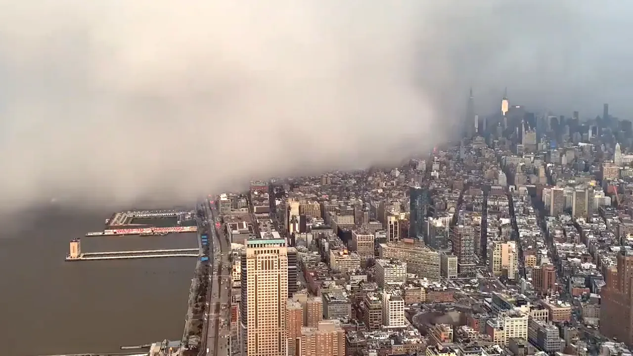 VIDEO | Momentul în care un nor imens acoperă brusc un cartier din New York. Ce a lăsat în urmă